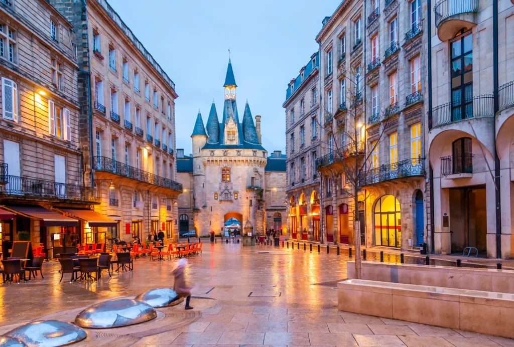 Place du Palais le soir à Bordeaux en Gironde en Nouvelle-Aquitaine en France