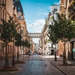 Narrow street leading to the Galeries Lafayette footbridge in Paris - Paris, France