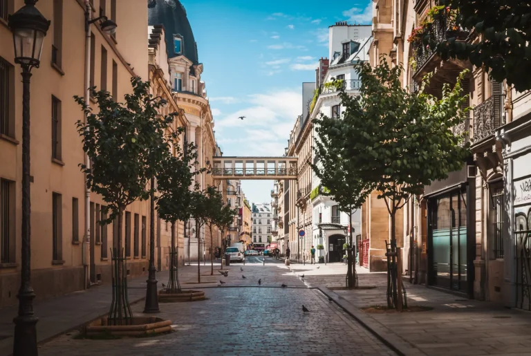 Narrow street leading to the Galeries Lafayette footbridge in Paris - Paris, France